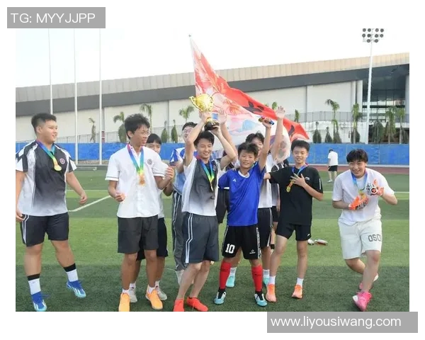 以足球星短袖拉为主题展现运动激情与青春风采 以足球星短袖拉为主题展现运动激情与青春风采